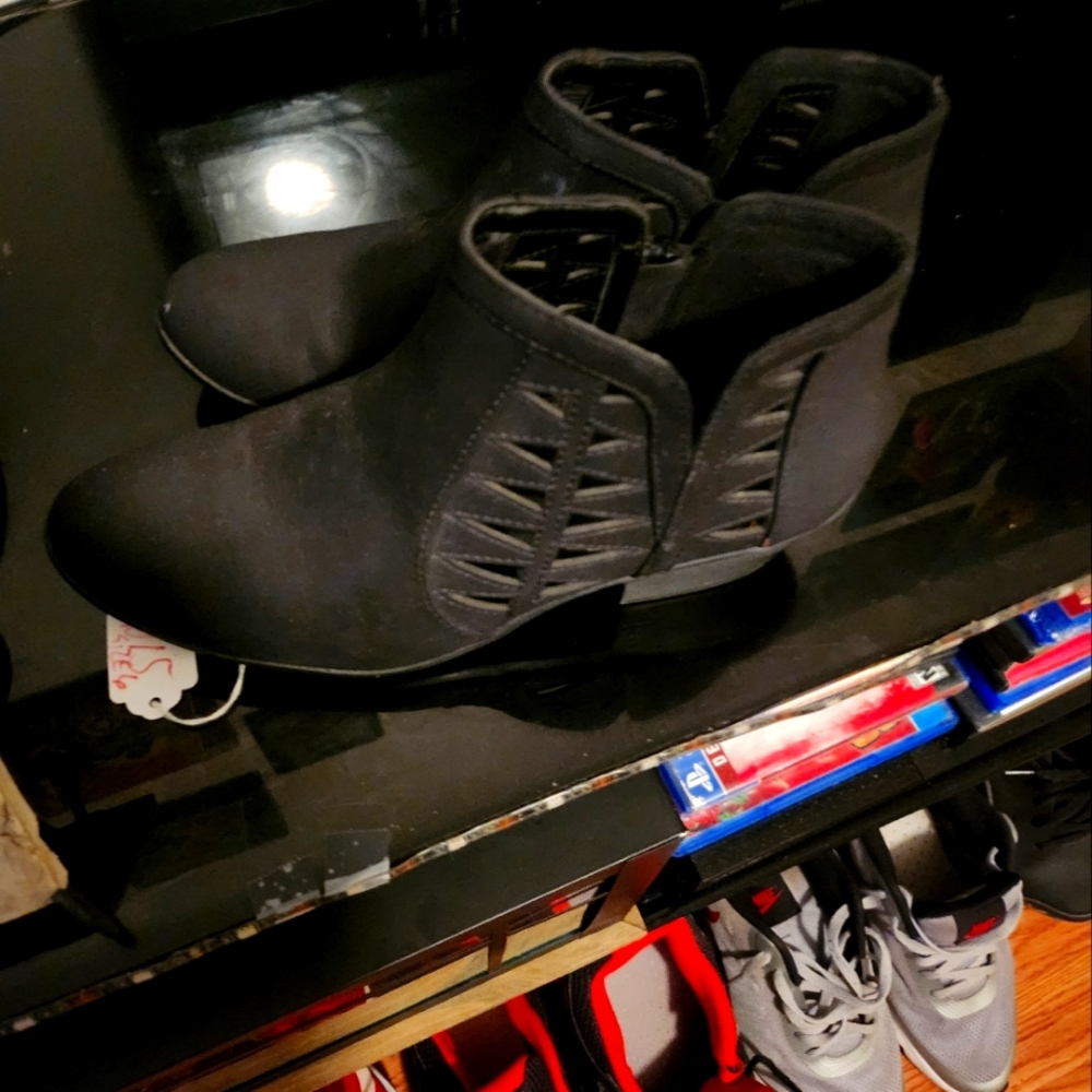 Boots style size 6 black with heel
